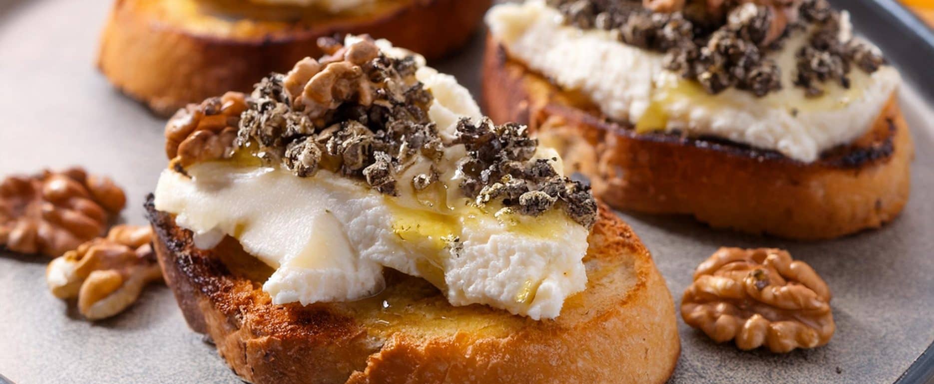 Crostini met Truffel Honing, Ricotta en Walnoten