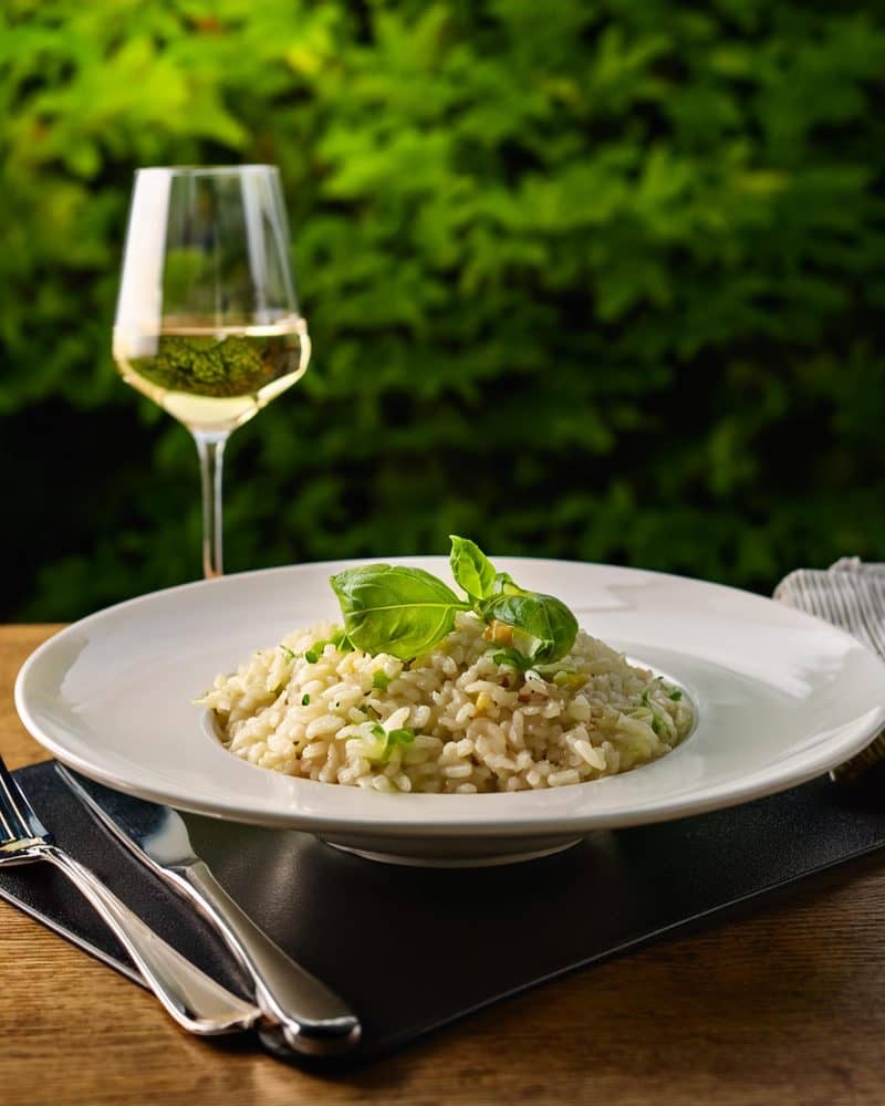 risotto met een glas witte wijn (bijvoorbeeld een Italiaanse Pinot Grigio) en een frisse groene salade.