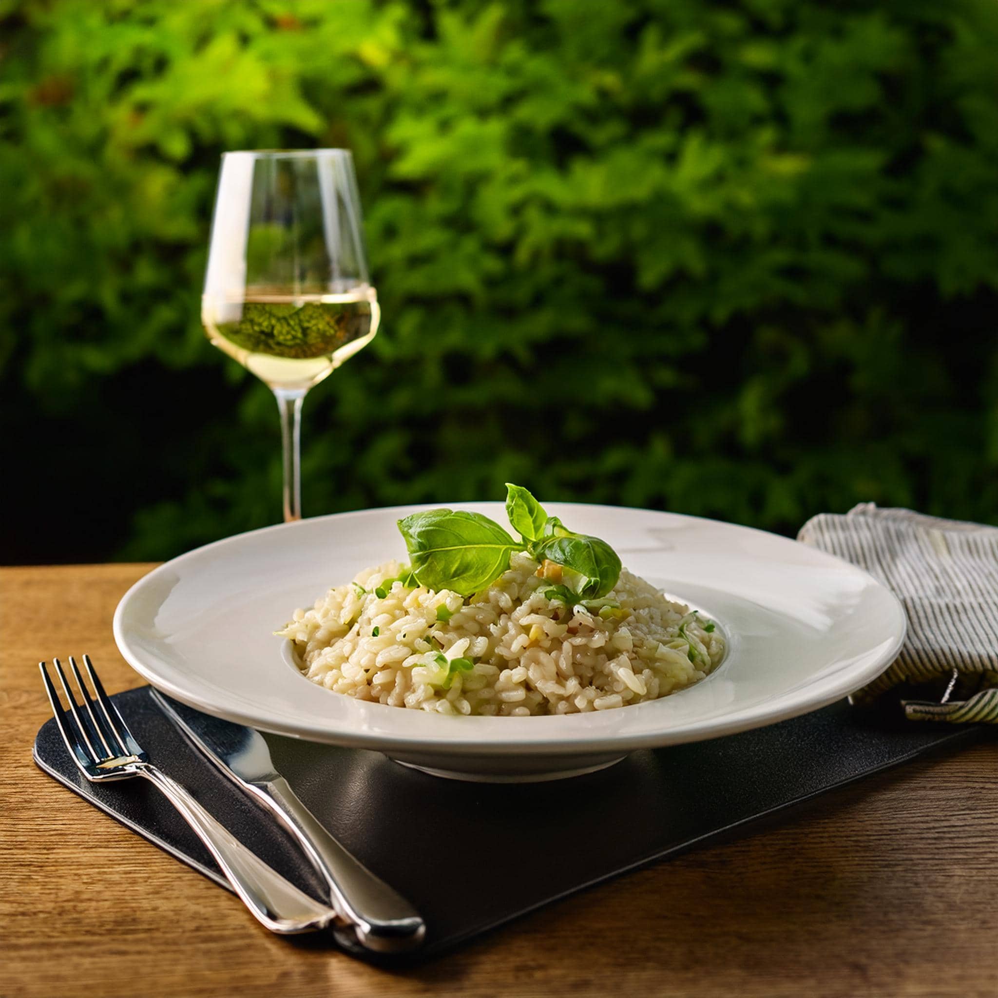 risotto met een glas witte wijn (bijvoorbeeld een Italiaanse Pinot Grigio) en een frisse groene salade.