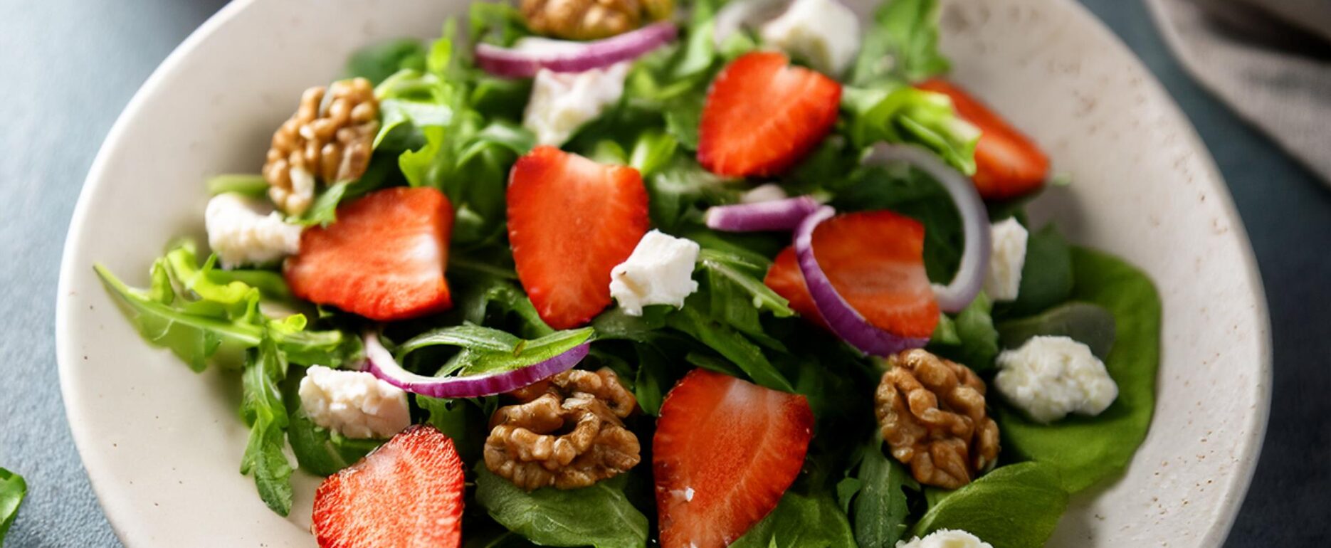 Een Zomerse Verrukking- Salade met 100 g gemengde groene sla (zoals rucola, veldsla of babys